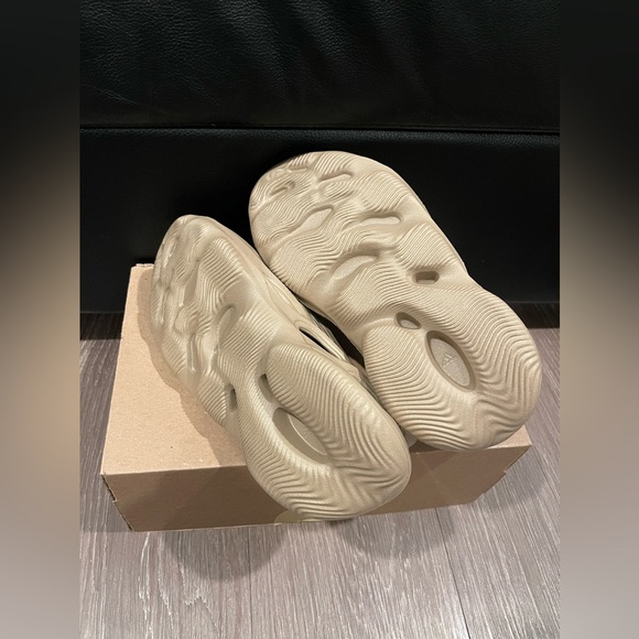 Adidas Yeezy Foam RNNR Mist - Picture 5 of 9